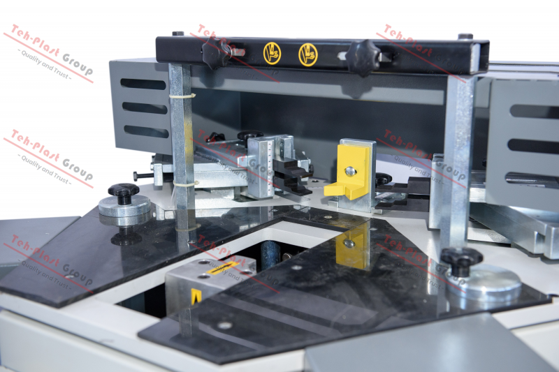 Tehplast Pneumatic Aluminium Corner Crimping Machine 